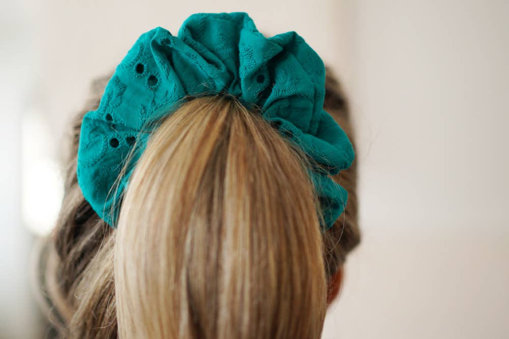Scrunchie Azra ricamo verde smeraldo - Bohomane